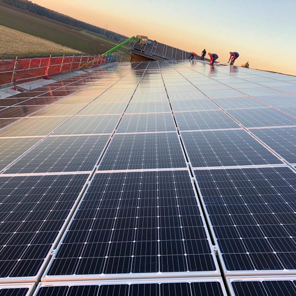 Monteure auf Solaranlage