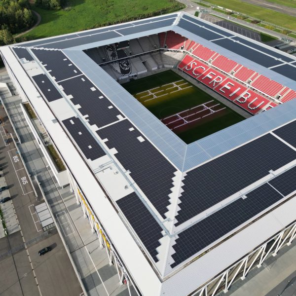 Moderne Photovoltaikanlage auf einer großen dachfläche