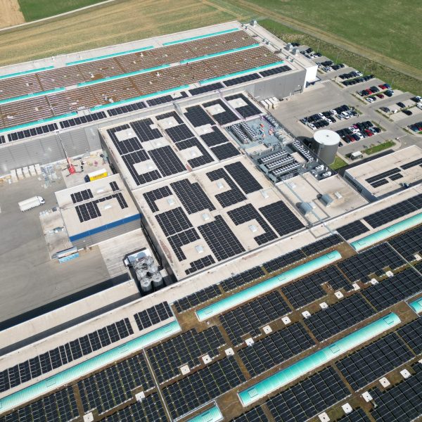 industrie-photovoltaik-dach-villingen-schwenningen.jpg Hochwertige Solarmodule auf einem Industriedach in Villingen-Schwenningen