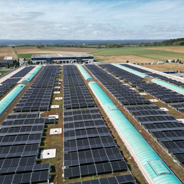 industrie-photovoltaik-dach-villingen-schwenningen.jpg Hochwertige Solarmodule auf einem Industriedach in Villingen-Schwenningen