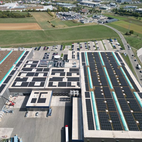 default Hochwertige Solarmodule auf einem Industriedach in Villingen-Schwenningen