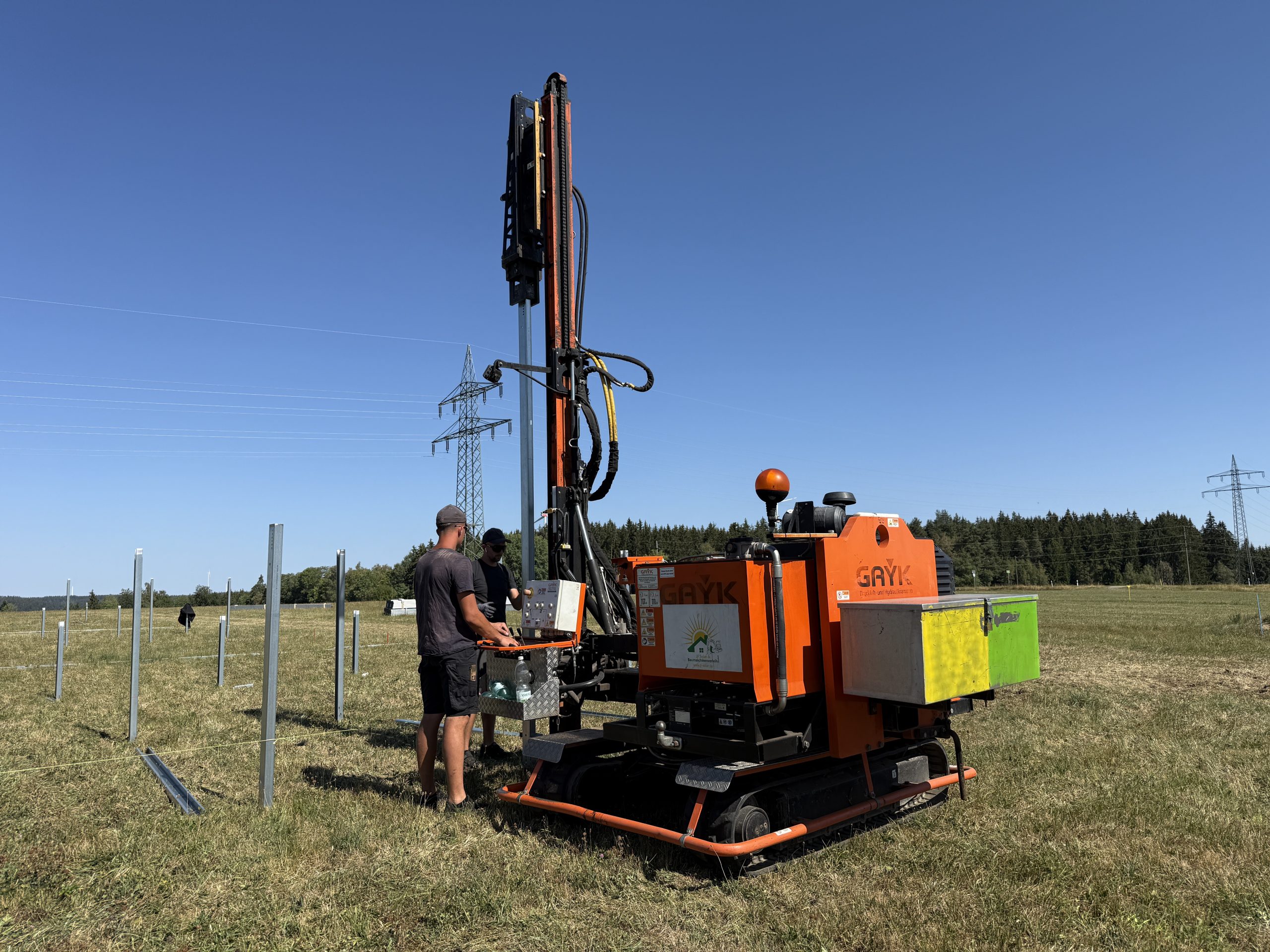 Rammmaschine mieten Rammarbeiten für die Unterkonstruktion einer Photovoltaik-Freiflächenanlage