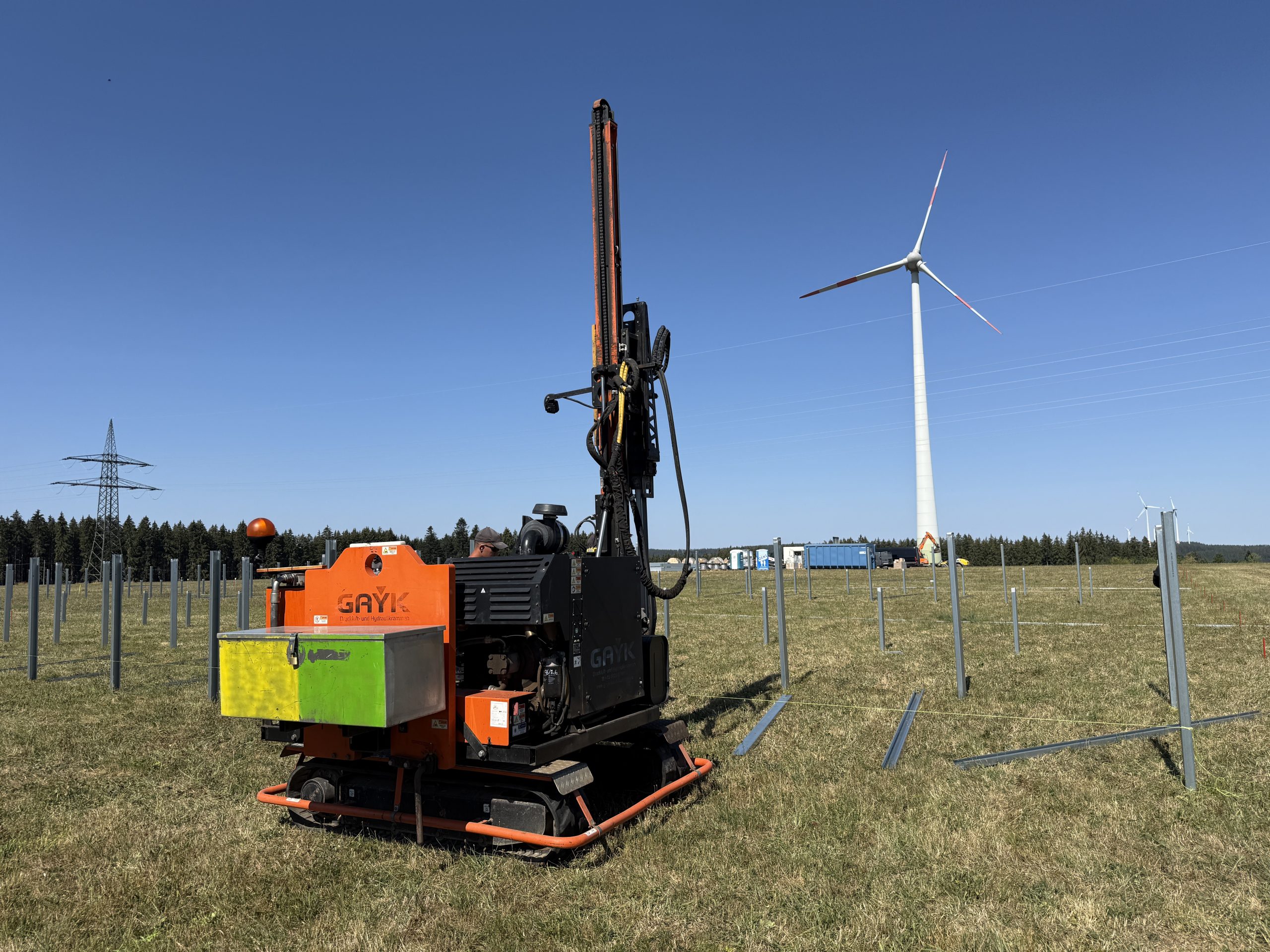 rammmaschine-solarpark-mieten-gayk-hre-3000.webp GAYK HRE 3000 Rammmaschine bei Rammarbeiten für einen Solarpark