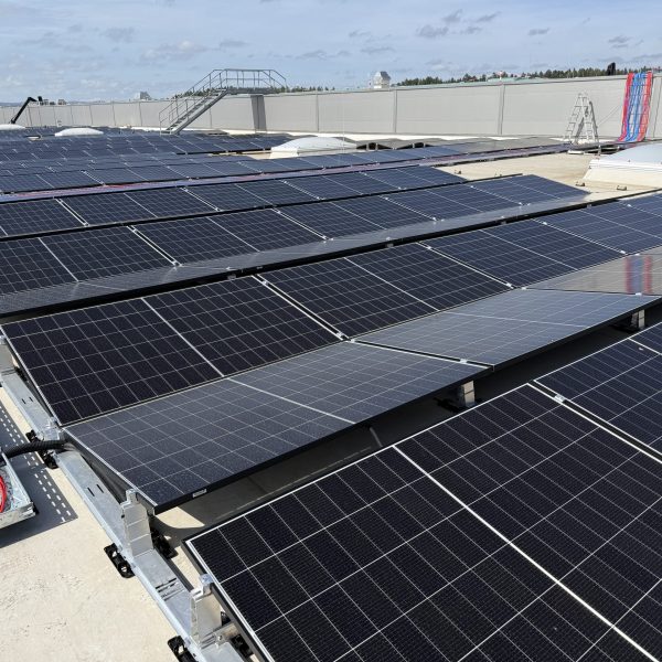 industrie-photovoltaik-dach-villingen-schwenningen.jpg Hochwertige Solarmodule auf einem Industriedach in Villingen-Schwenningen