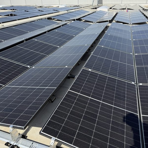 industrie-photovoltaik-dach-villingen-schwenningen.jpg Hochwertige Solarmodule auf einem Industriedach in Villingen-Schwenningen
