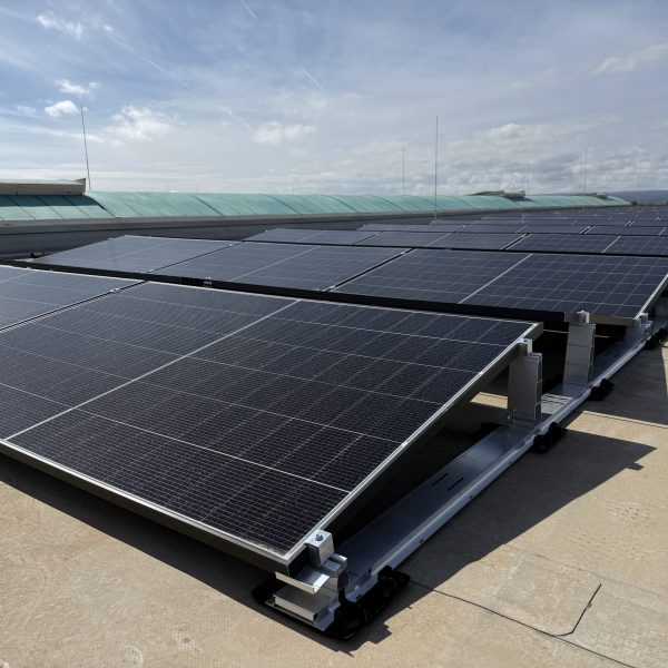 industrie-photovoltaik-dach-villingen-schwenningen.jpg Hochwertige Solarmodule auf einem Industriedach in Villingen-Schwenningen