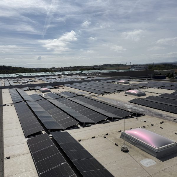 industrie-photovoltaik-dach-villingen-schwenningen.jpg Hochwertige Solarmodule auf einem Industriedach in Villingen-Schwenningen